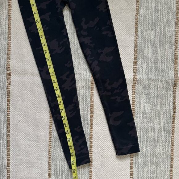 Spanx Seamless Black Camo High Rise Cropped Leggings Women’s Size XS - Picture 2 of 6